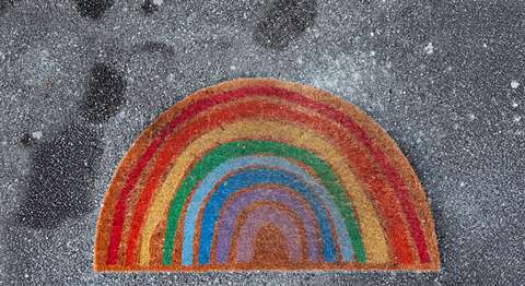 DRAUSSEN VOR DER TÜR (FREI NACH W. B.)